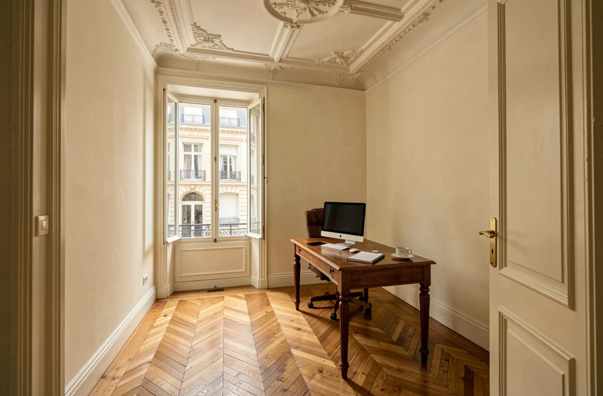 Bureau privé à louer dans un immeuble haussmannien au centre de Rouen, avec parquet et hauts plafonds moulurés