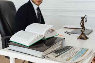 Cadre juridique illustrant les lois et réglementations en vigueur