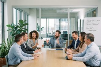 Groupe diversifié en réunion de bureau moderne