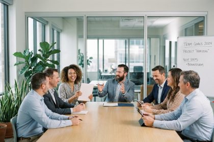 Groupe diversifié en réunion de bureau moderne